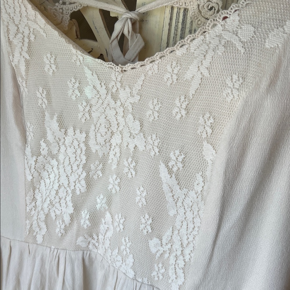 Elegant cream Lace Dress - Picture 3 of 8